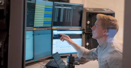 TESTER FOR FREMTIDEN: Magnus Pedersen ved testlabben for ERTMS på Campus Nyland. Foto: Liv Tone Otterholt / Bane NOR