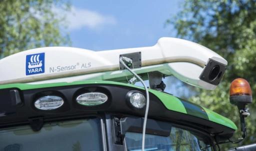 Sensitivt landbruk. Yaras N-Sensor ble utviklet på et tysk jorde på nittitallet, for å tilpasse nitrogenbruken til hvert enkelt jordes faktiske behov. Mens man kjører, måler sensoren lysrefleksjoner, og viser hvilke deler av avlingen som trenger mer gjødsel. I dag er sensoren en spydspiss i Yaras evolusjon til å bli en global leder i digitalt landbruk. Foto: Yara