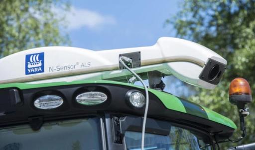 Sensitivt landbruk. Yaras N-Sensor ble utviklet på et tysk jorde på nittitallet, for å tilpasse nitrogenbruken til hvert enkelt jordes faktiske behov. Mens man kjører, måler sensoren lysrefleksjoner, og viser hvilke deler av avlingen som trenger mer gjødsel. I dag er sensoren en spydspiss i Yaras evolusjon til å bli en global leder i digitalt landbruk. Foto: Yara
