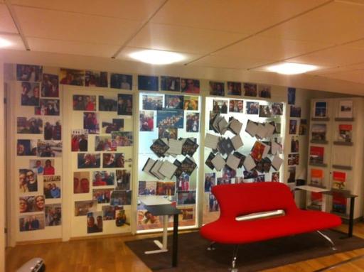 Get out of the building. Resultatet av at Ruter gikk ut på gaten og pratet med folk – og beviset på at det er blitt en moderne bedrift: Inspirasjonsveggen som var med å legge grunnen for Ruters superenkle apper. Foto: Ruter