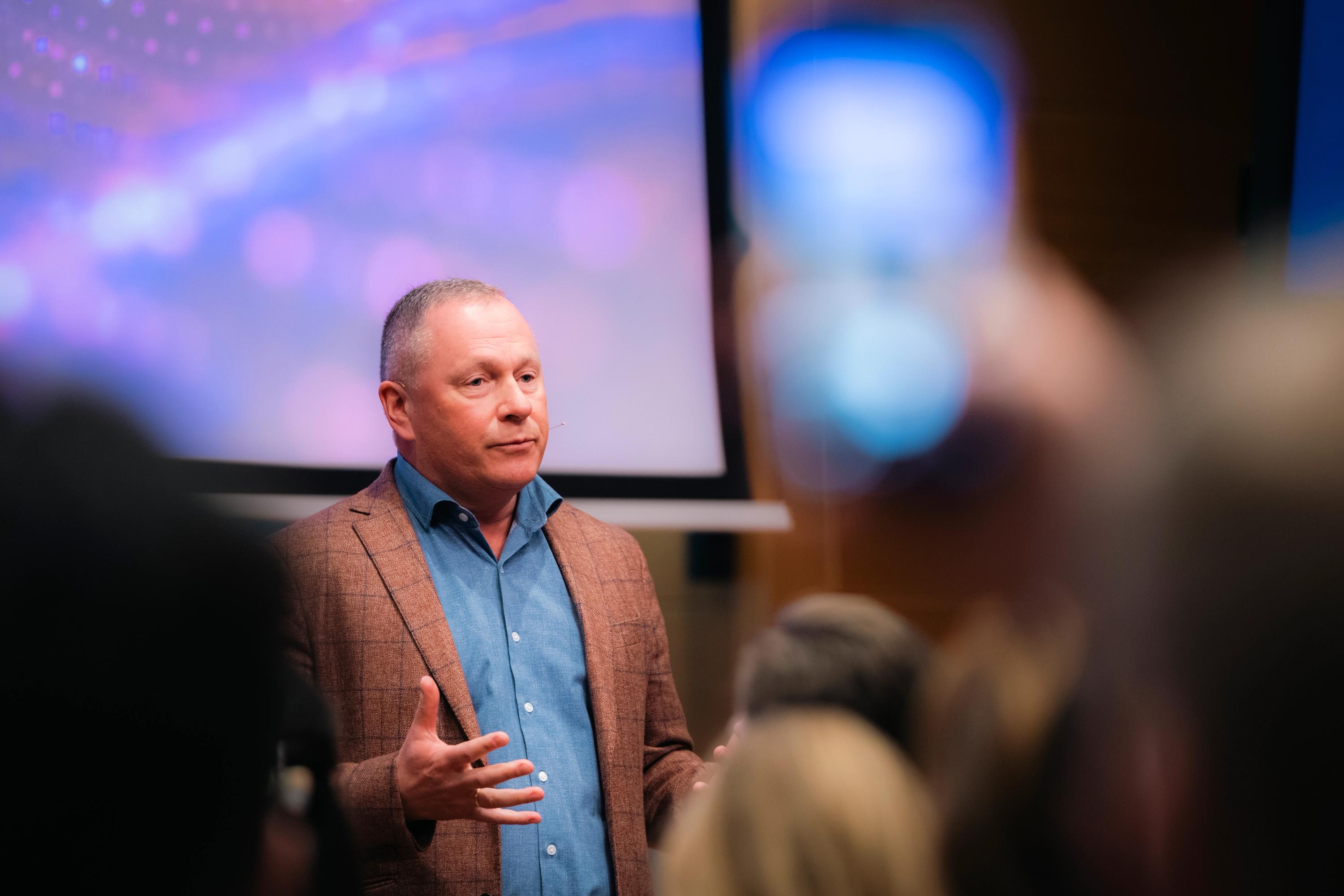 Nicolai Tangen, daglig leder i Oljefondet, åpnet seminaret med et tydelig budskap om tempoet i KI-utviklingen. (Foto: Halvor Njerve/Norges Bank Investment Management).