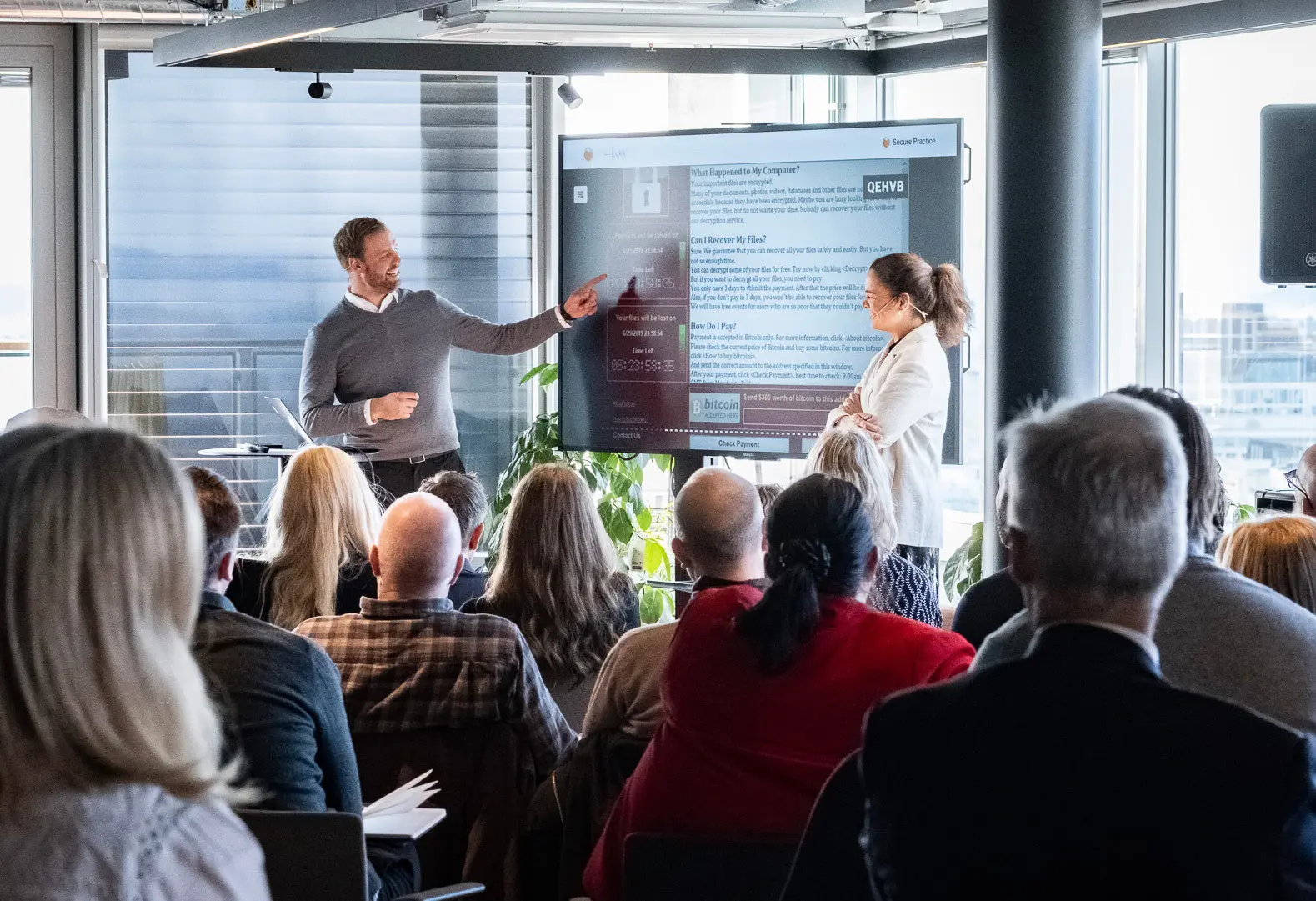 Siden sist har det vært en enorm etterspørsel om flere øvelser. Derfor er det ekstra stas å dele at vi skal tilbake ut på veien, sier Liv Dingsør (til høyre), daglig leder i Digital Norway. (Foto: Dan Kopf Pedersen)