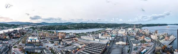 «NORGE I MINIATYR»: Herøya Industripark består av noen veldig store bedrifter – men har klart flest små og mellomstore bedrifter. Foto: Tom Riis/Herøya Industripark AS
