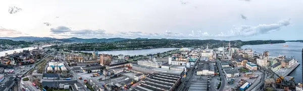 «NORGE I MINIATYR»: Herøya Industripark består av noen veldig store bedrifter – men har klart flest små og mellomstore bedrifter. Foto: Tom Riis/Herøya Industripark AS