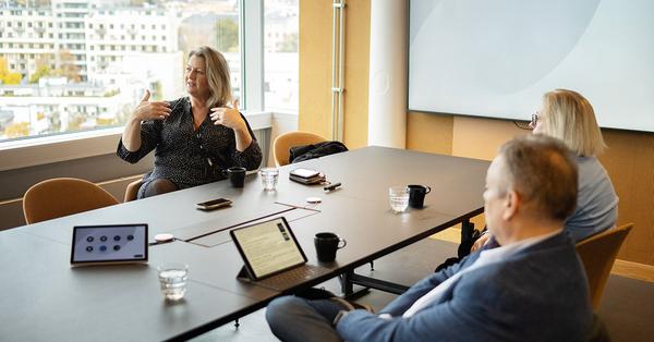 UNIKT SAMARBEID: Arbeidet med KI-veiviseren har vært en «kunnskapsdugnad» fra flere fagforbund. – Dette er kunnskap som er viktig for alle, sier Monica Paulsen, forbundsleder i Negotia (til venstre). 