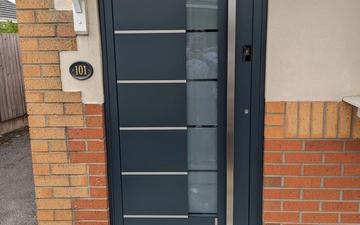 Aluminium entrance door with fingerprint reader 940x2060
