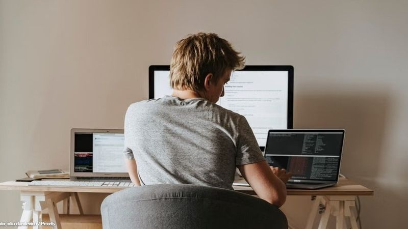 O Dilema da IA: Ela Realmente Poupa Trabalho ou Apenas Redefine o Nosso Papel?