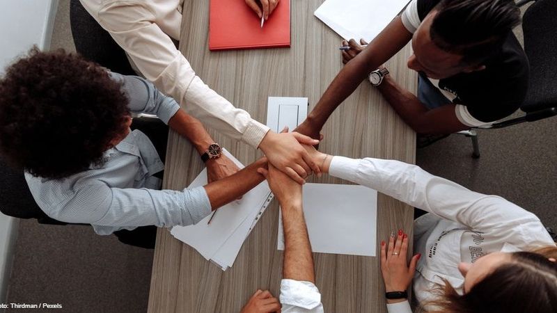 IA em Plataformas de Colaboração: Redefinindo o Futuro do Trabalho