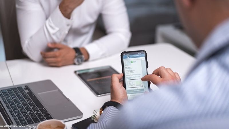 Automatize a comunicação com stakeholders de forma humana