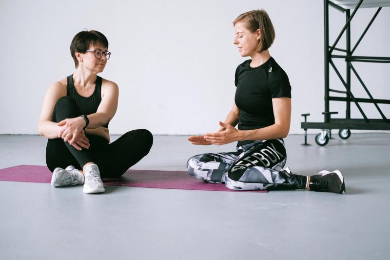  Personal trainer guiding a client during a first training session in Chicago