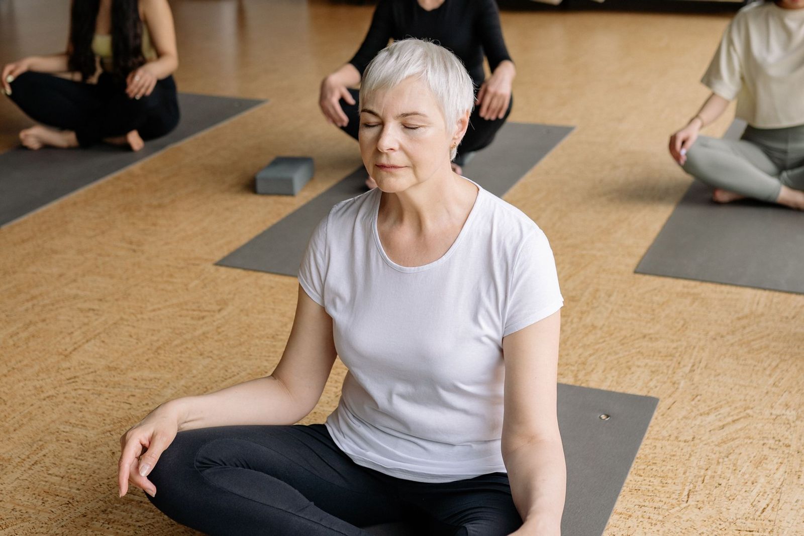 Coach-supported workout showing the connection between mental and physical fitness