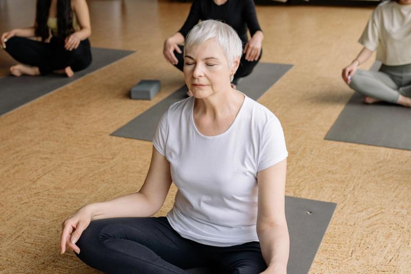 Coach-supported workout showing the connection between mental and physical fitness