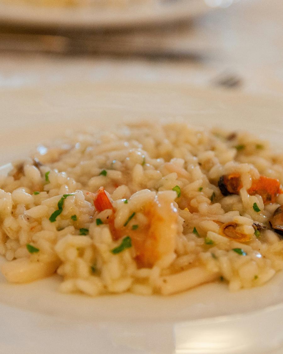 Risotto con piselli verdi su piatto bianco