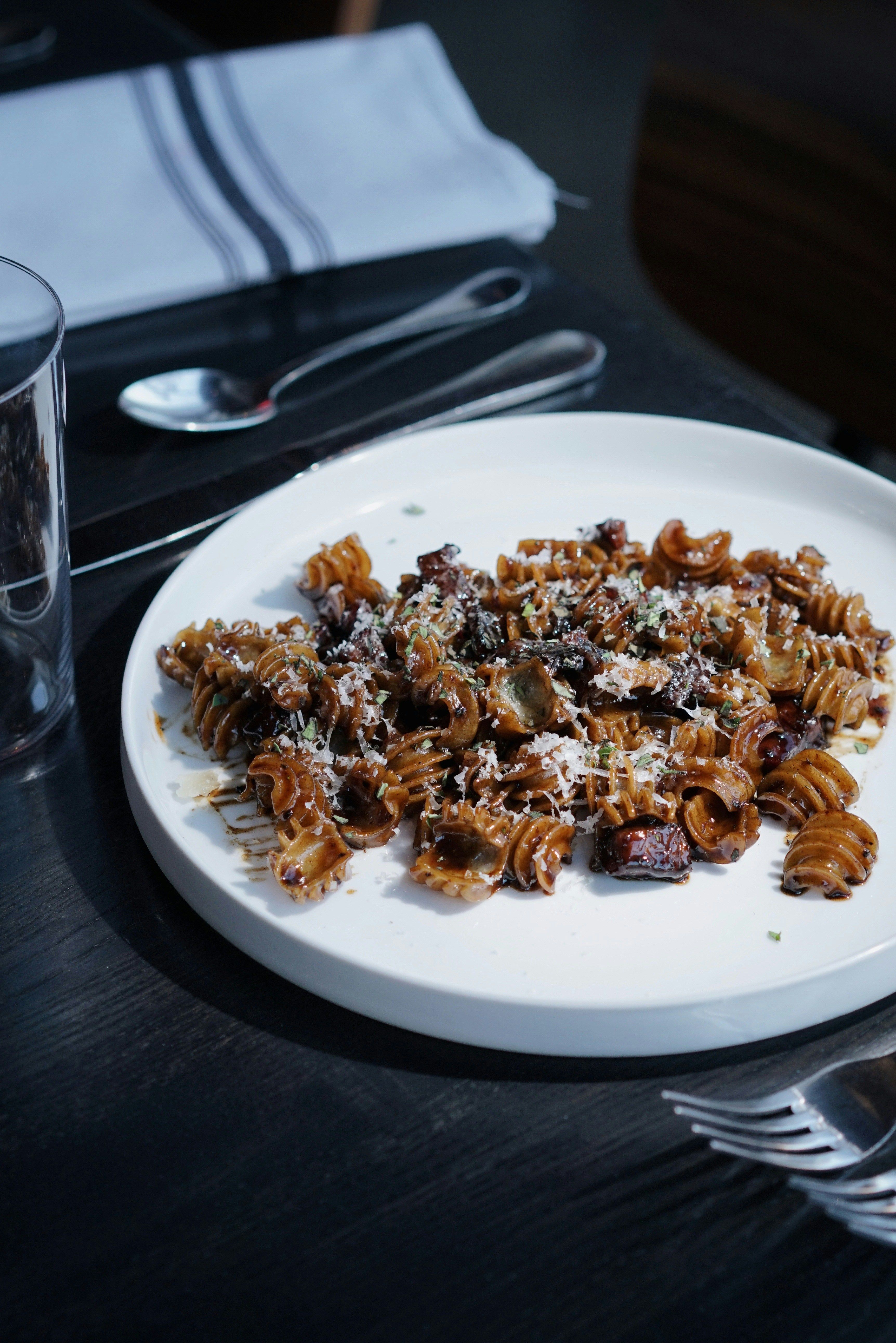 Piatto di pasta con presentazione elegante