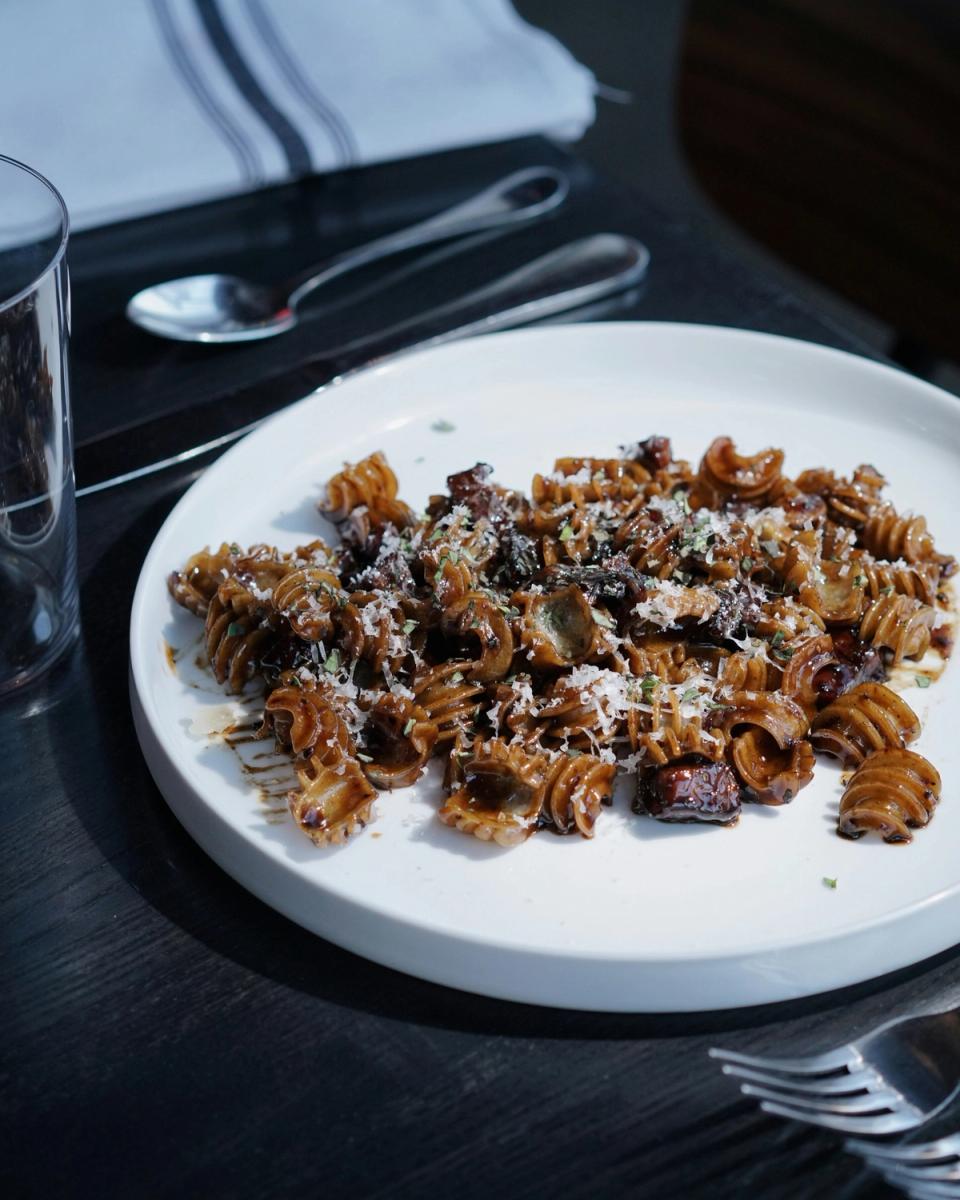Carne tagliata con presentazione elegante