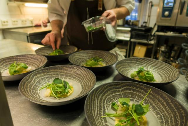 Chef prepara un piatto in cucina professionale