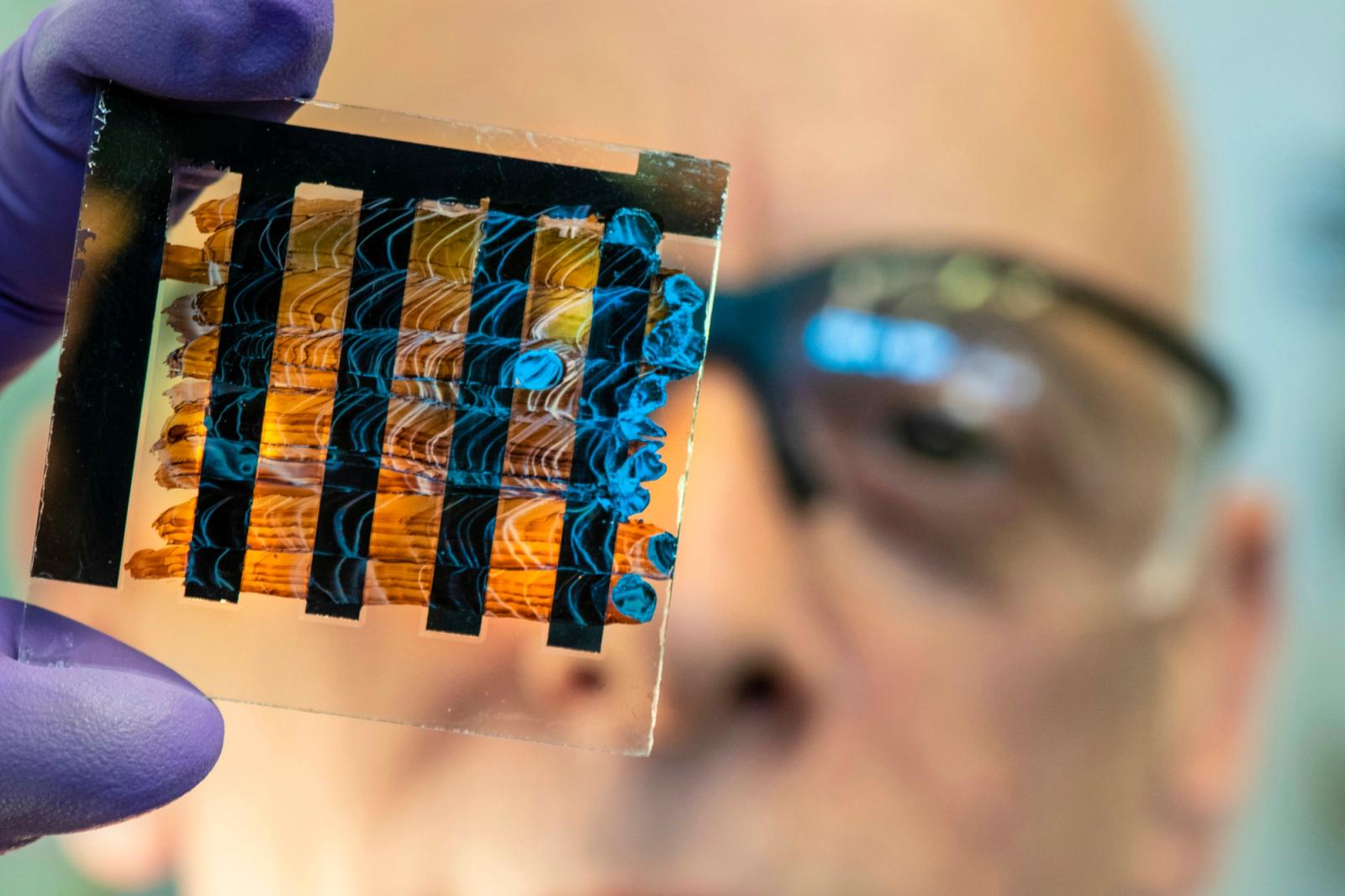 SWCNT pyroelectric phototransistors enhance IR detection