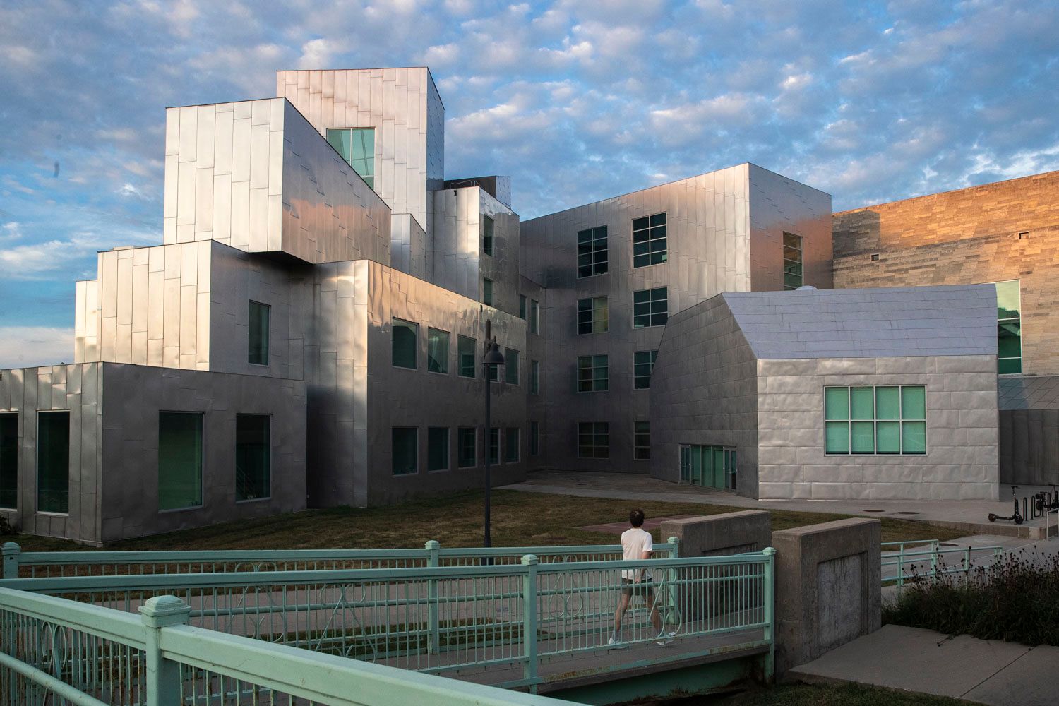 UI and University of Chicago collaborate on nanodiamond sensor research