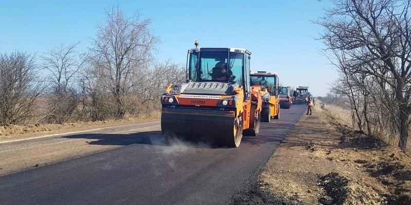 Barcelona tests olive-pit asphalt that stores CO2 for decades