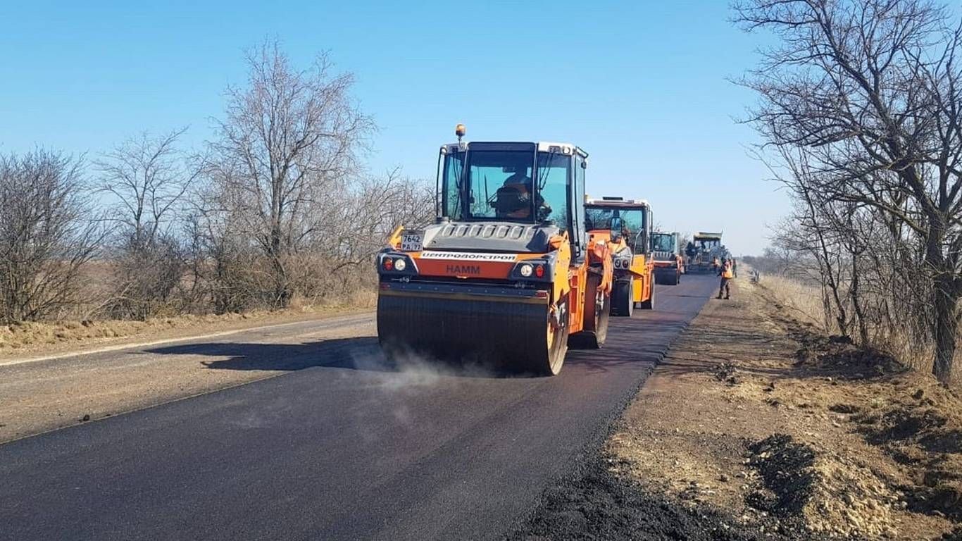 Barcelona tests olive-pit asphalt that stores CO2 for decades