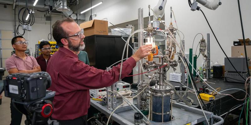 Plasma reactor experiment produces hydrogen and graphene oxide