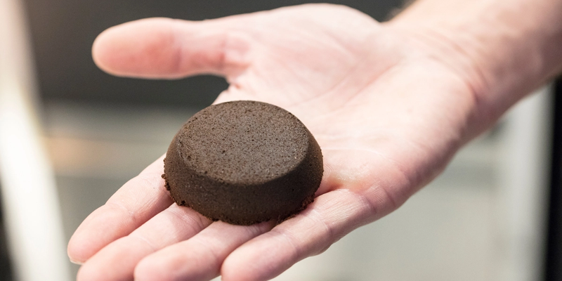 Used coffee grounds charred at 350°C to create charcoal-like material