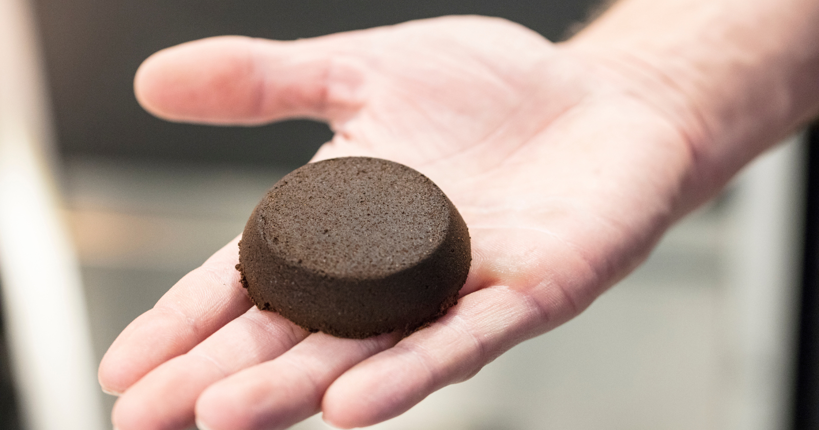 Used coffee grounds charred at 350°C to create charcoal-like material
