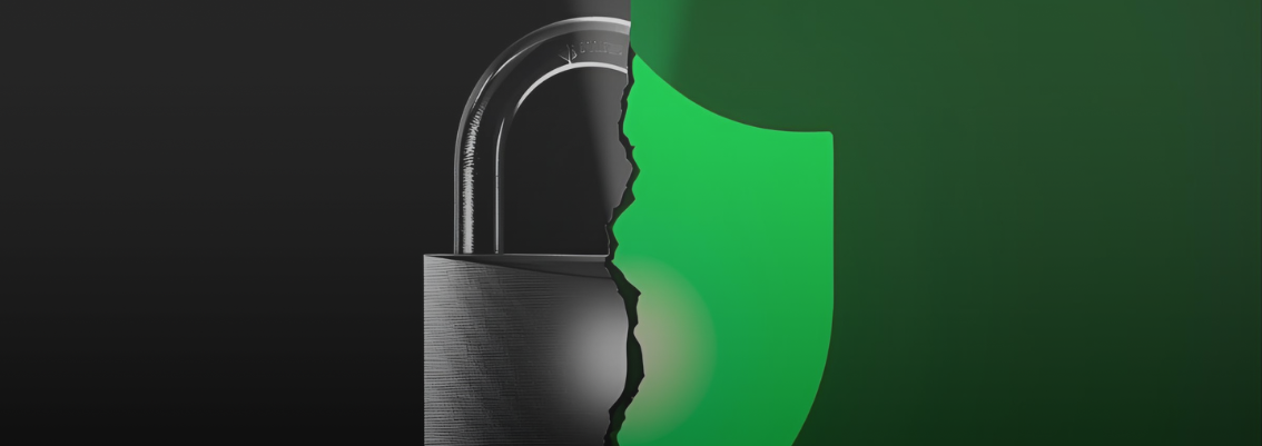 Ilustrasi gembok hitam setengah terbuka berpadu dengan perisai hijau sebagai simbol keamanan digital dan perlindungan data.