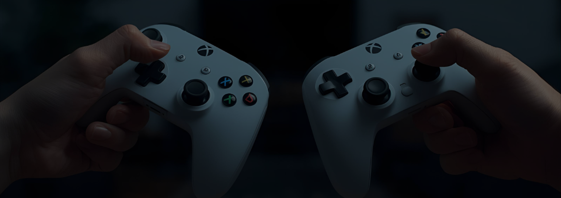 Dua tangan memegang controller game generik berwarna putih dengan latar belakang gelap, siap untuk multiplayer.