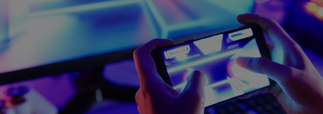 Seorang sedang asyik mabar game di smartphone.