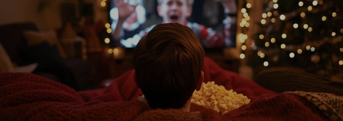 Suasana nonton maraton film Home Alone dan Disney klasik di TV saat malam natal tanpa gangguan iklan.