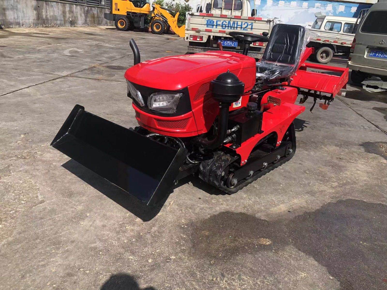 Pásový traktor s príslušenstvom — Pohľad