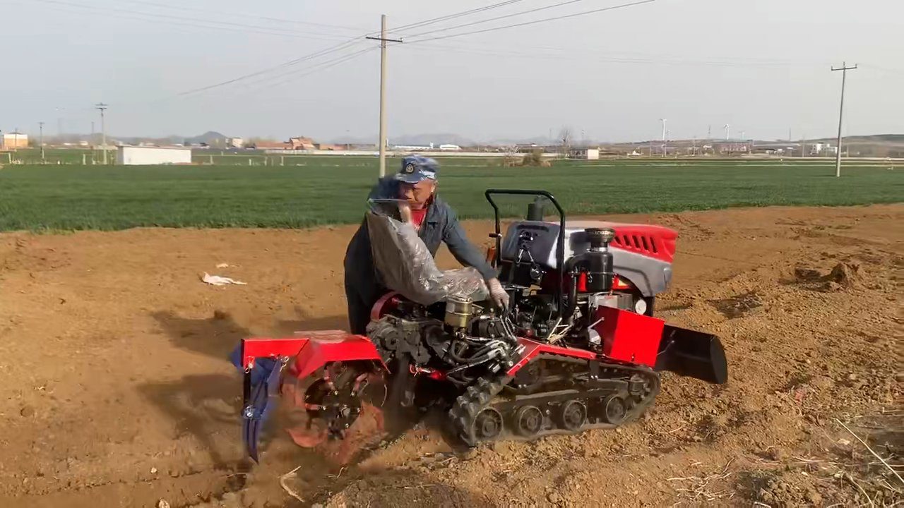 Pásový traktor s príslušenstvom — Vytváranie brázdy