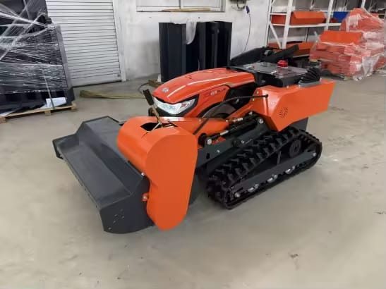 Kombinovaný stroj Kubota — Pohľad spredu, pásový podvozok