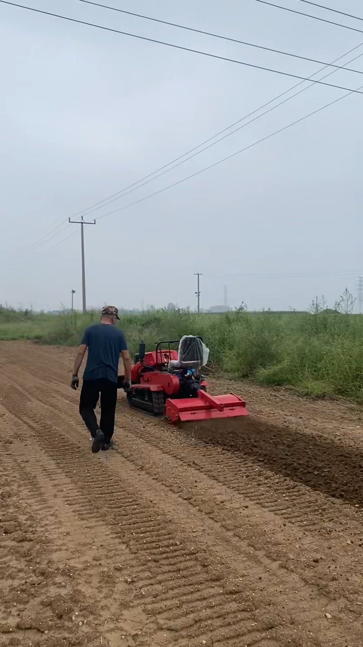 Pásový traktor s príslušenstvom — Kultivácia pôdy