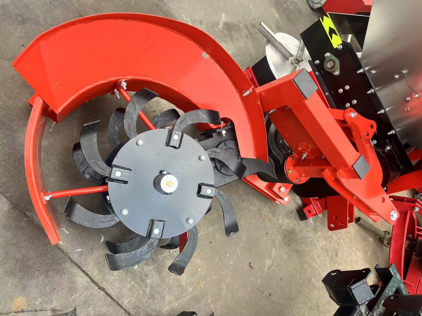 Pásový traktor s príslušenstvom — Brázdovač