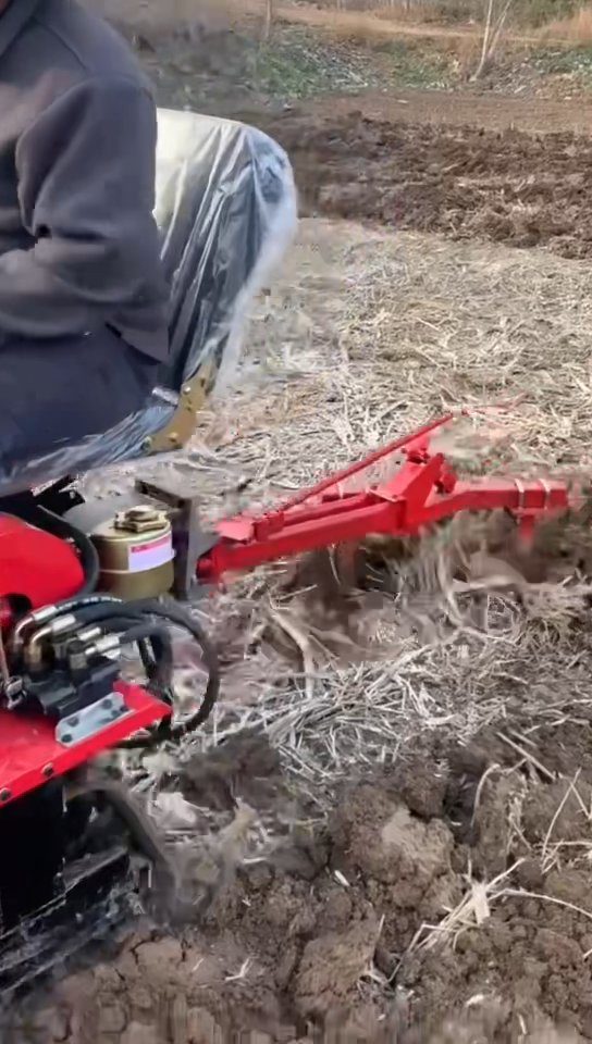 Pásový traktor s príslušenstvom — Orba