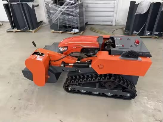 Kombinovaný stroj Kubota — Bočný pohľad, zdvihnutá predná hlava
