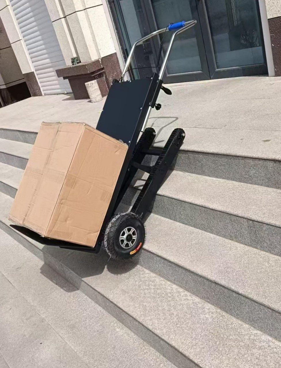 Elektrický pásový dopravník — Po schodoch