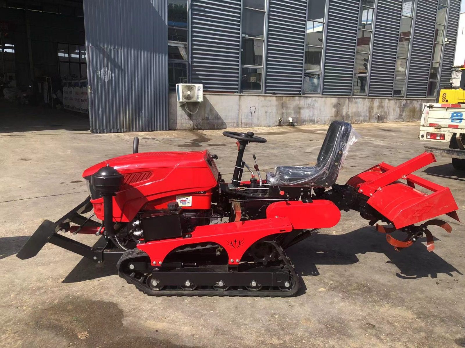 Pásový traktor s príslušenstvom — Pohľad