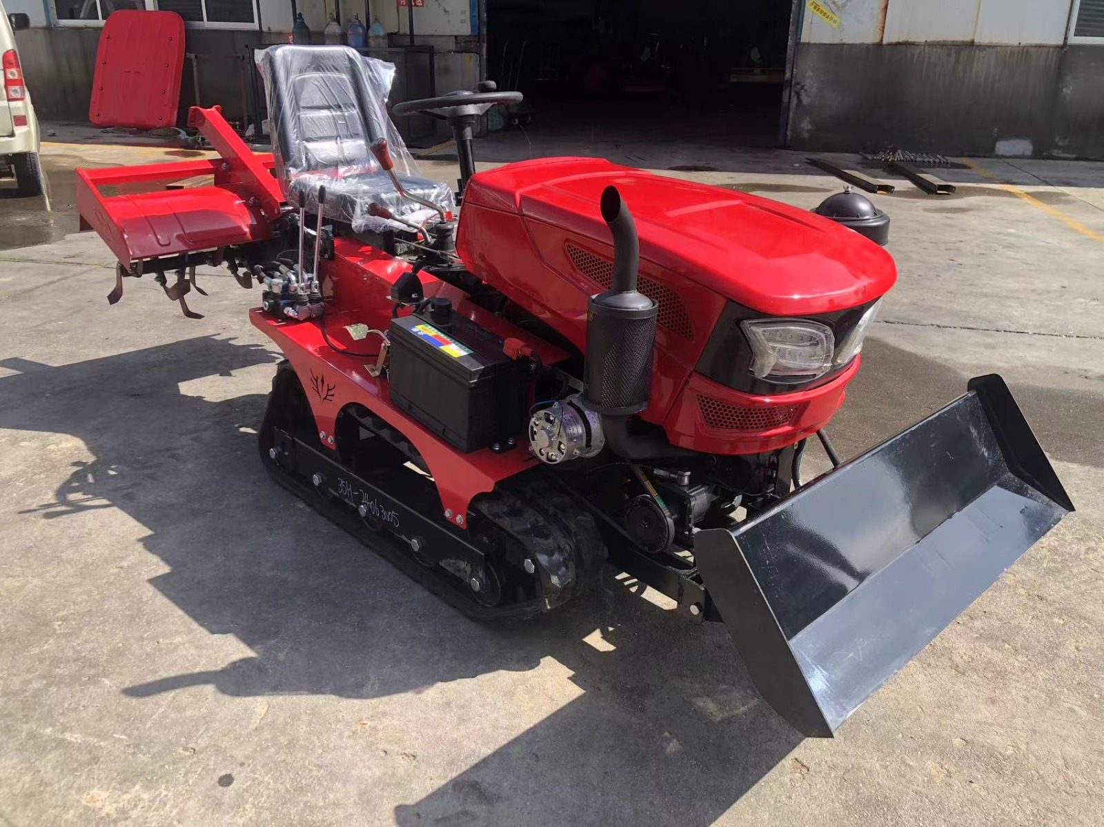 Pásový traktor s príslušenstvom — Pásový traktor 35Hp