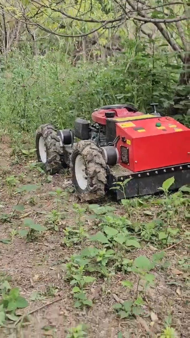 Mulčovacia kosačka 4x4 — Kosenie vysokej trávy