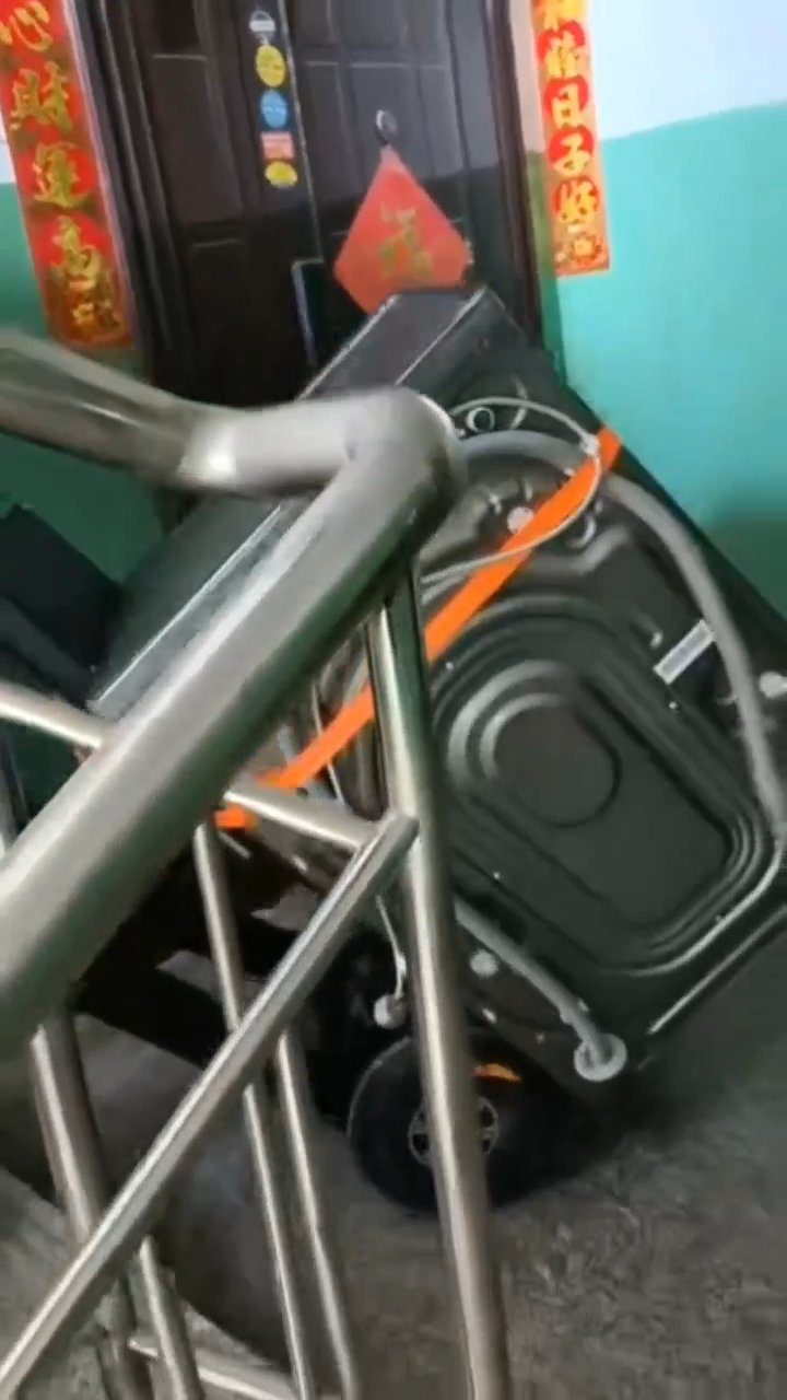 Elektrický pásový dopravník — Vynášanie práčky