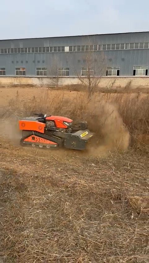 Kombinovaný stroj Kubota — Mulčovanie suchej trávy