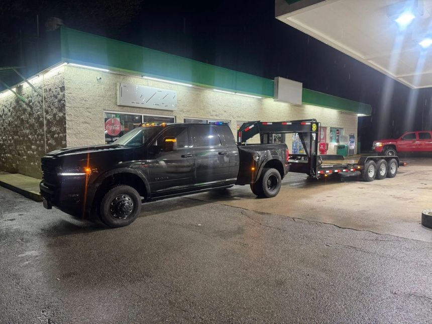 heavy-duty-ram-with-gatormade-goosneck-trailer