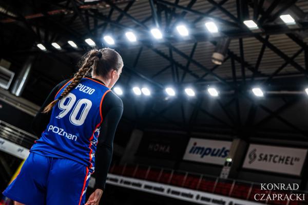 Dominika Puzio (nr 90) podczas rozgrzewki pod reflektorami hali w Wilnie.