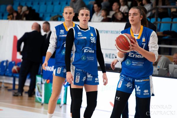 Dominika Puzio (90) i Aleksandra Pszczolarska (7) na rozgrzewce przed meczem w Lublinie.