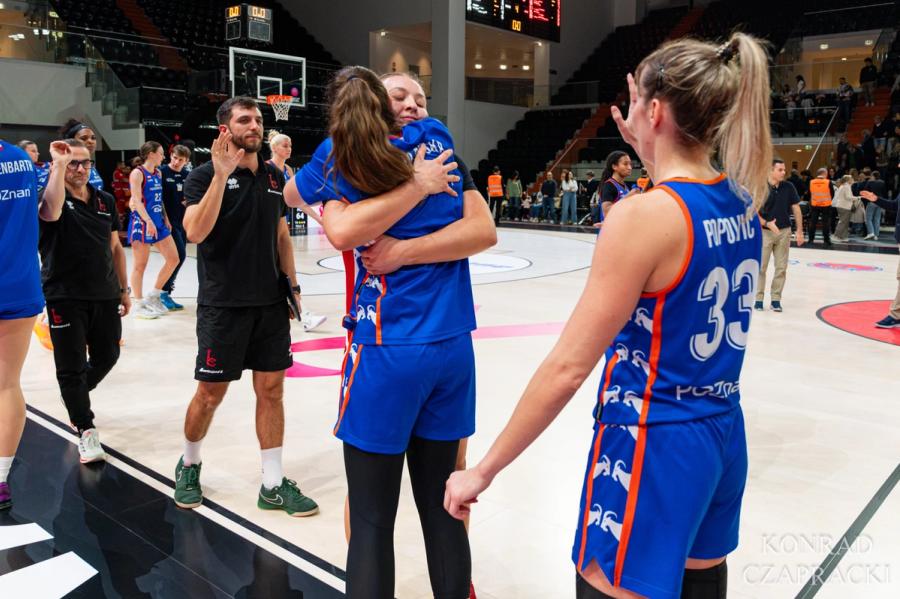 Uściski po meczu, obok kapitanka Jovana Popović (33).