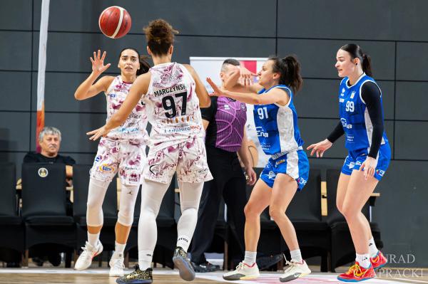 Malina Piasecka (91) i Wiktoria Haegenbarth (99) w obronie przeciwko zawodniczkom Artego