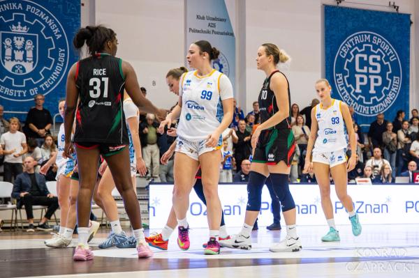 Wiktoria Haegenbarth (99) i Maja Troszka (93) na boisku w trakcie meczu.